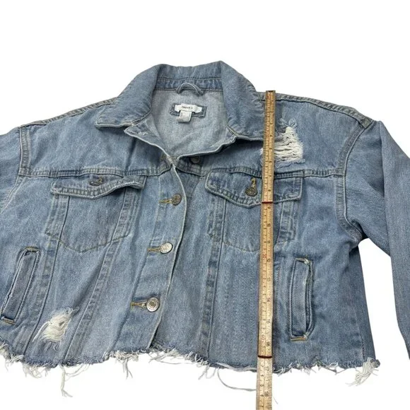 Forever 21 Distressed Cropped Denim Jacket Medium Light Wash Frayed Hem Womens - Picture 5 of 10
